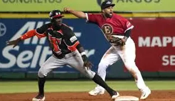 Escogido 7; Toros 2, en La Romana; EO 6; Licey 4, en la capital y pasa a la Serie Final