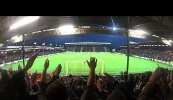 Conmovedor VIDEO: aficiones rivales homenajean a la madre difunta del portero