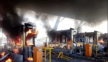 Por aumentos en tarifas del peaje, queman casetas 