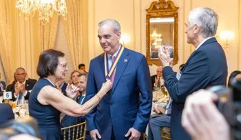 Abinader recibe Insignia de Oro de Americas Society en Nueva York