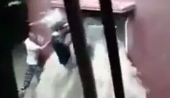 Se vuelve superhéroe por rescatar seis niños de una casa inundada (VIDEO)