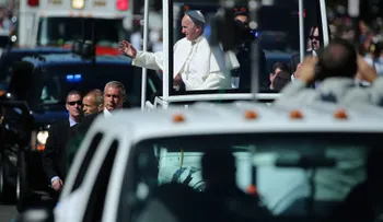 Francisco se encuentra con inmigrantes en Filadelfia