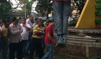 Matan hombre y lo cuelgan en parque de Santiago