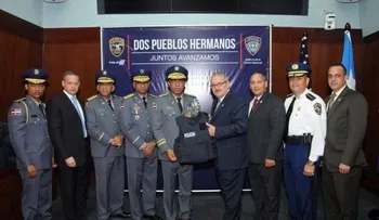 Policía de Puerto Rico dona 2,000 chalecos antibalas a la de RD
