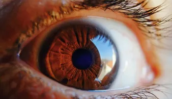 Un lente de contacto que hace "zoom" con solo parpadear, creado por científicos