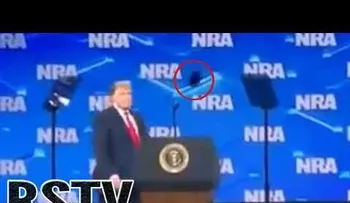 Horible: Tiran un móvil contra Donald Trump durante una conferencia 
