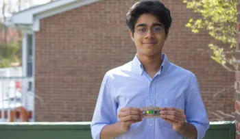 Estudiante de secundaria inventa un dispositivo auditivo más barato