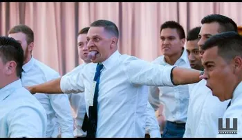 ¡Inusual sorpresa! Emotiva danza maorí en una boda hace llorar a la novia