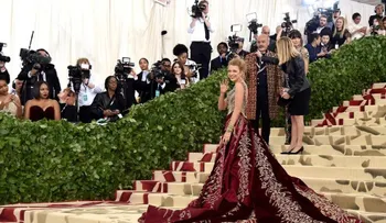 El vestido de Blake Lively para el Met Gala requirió que ella llegara en un autobús de lujo