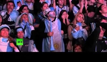 Lágrimas y tristeza: los hinchas argentinos reaccionan a la derrota de su selección en el Mundial