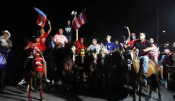 Protestas contra Roselló no se detienen; llegan por mar, camión y en caballo