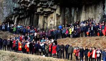 Una familia china reúne a 500 miembros para una foto de grupo