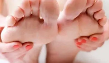 3 modos sencillos de relajar los pies al llegar a casa