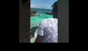 Un muerto (Juan García) y dos heridos con el accidente del camión que cayó al mar en Las Américas
