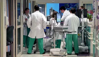 Enfermera acusa a médico en EEUU de infectarla "deliberadamente" con covid-19