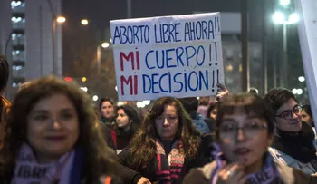 Grupos a favor y en contra dan la última batalla por la despenalización del aborto en Chile