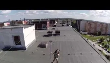 Quiso observar su edificio, pero se encontró con algo inesperado 