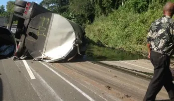 Tapón autopista Duarte al volcarse tanquero cargado de combustible 