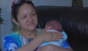 Bebé nace 54 días después de muerte de su madre