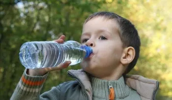 Trucos para que tus hijos tomen más agua