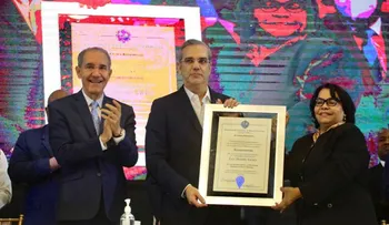 Presidente Abinader recibe ovación en la UASD; anuncia terminación para este año de cuatro centros y tres subcentros de la casa de estudios
