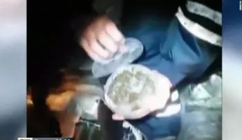 Policía rusa registra un coche fúnebre... y halla caviar en el ataúd