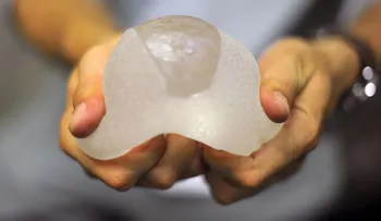 ¿Llevas prótesis mamarias? Cuidado con las infecciones