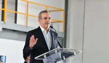 Abinader dice que el Gobierno trabaja en la mejora del sistema eléctrico nacional