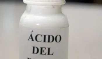 Tiran ácido del Diablo a estudiante universitaria