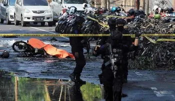 Familia de atacantes suicidas deja 13 muertos en Indonesia