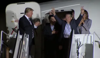 Los tres estadounidenses liberados por Corea del Norte llegan a EE.UU.