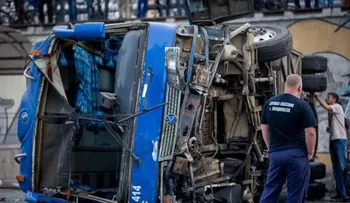 Video: Insólito accidente de un autobús público en Rusia 