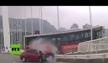 Espectacular pelea en un autobús que cayó al río en China deja 15 muertos (VIDEO 1)