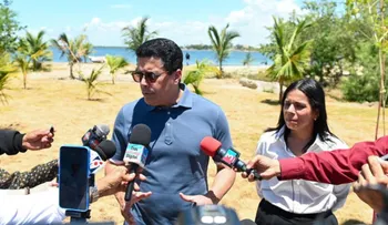 David Collado supervisa trabajos en playa El Faro