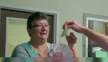Hijo bromea con su madre y le hace creer que ganó el Powerball