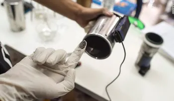 Este laboratorio agarra la contaminación y la convierte en pintura