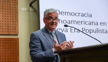 Levitsky habla sobre democracia en el Senado