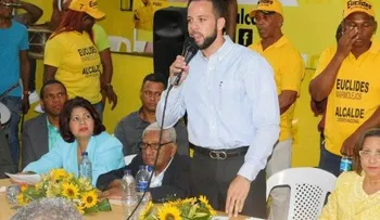 Euclides Marmolejos dice alumbrado de la capital no sirve y es responsabilidad de Roberto Salcedo