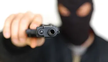Amordazan y roban a familia en Moca