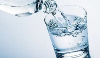 ¿A qué hora conviene tomar agua para adelgazar?