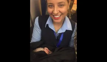 Niño nacido en vuelo de Buraq Air recibe pasajes gratis de por vida