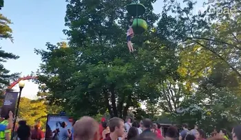 La dramática caída de una adolescente en el parque de diversiones Six Flags