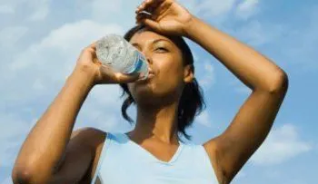 Si no bebes agua esto te podría estar pasando
