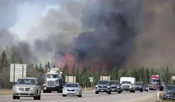 Aceleran evacuaciones ante incendio forestal en Canadá