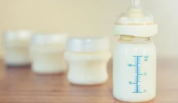 Estas madres ganan miles de euros vendiendo a hombres su leche materna en Internet