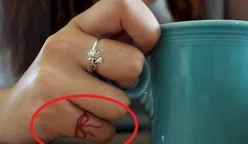Si alguien tiene un tatuaje de una cuerda roja, ESTO es lo que significa