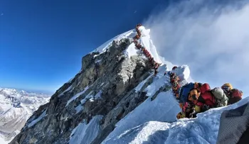 Mueren otras tres personas en el Everest en medio de impresionantes atascos en la cima del mundo