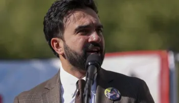 NY demanda el plan de Trump para negar "green cards" a inmigrantes que reciban ayudas públicas