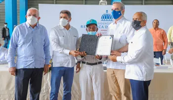 Presidente Abinader auxilia a productores que perdieron sus cerdos por la fiebre porcina