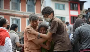 Conmueve al mundo terremoto en Nepal; muchos lloran